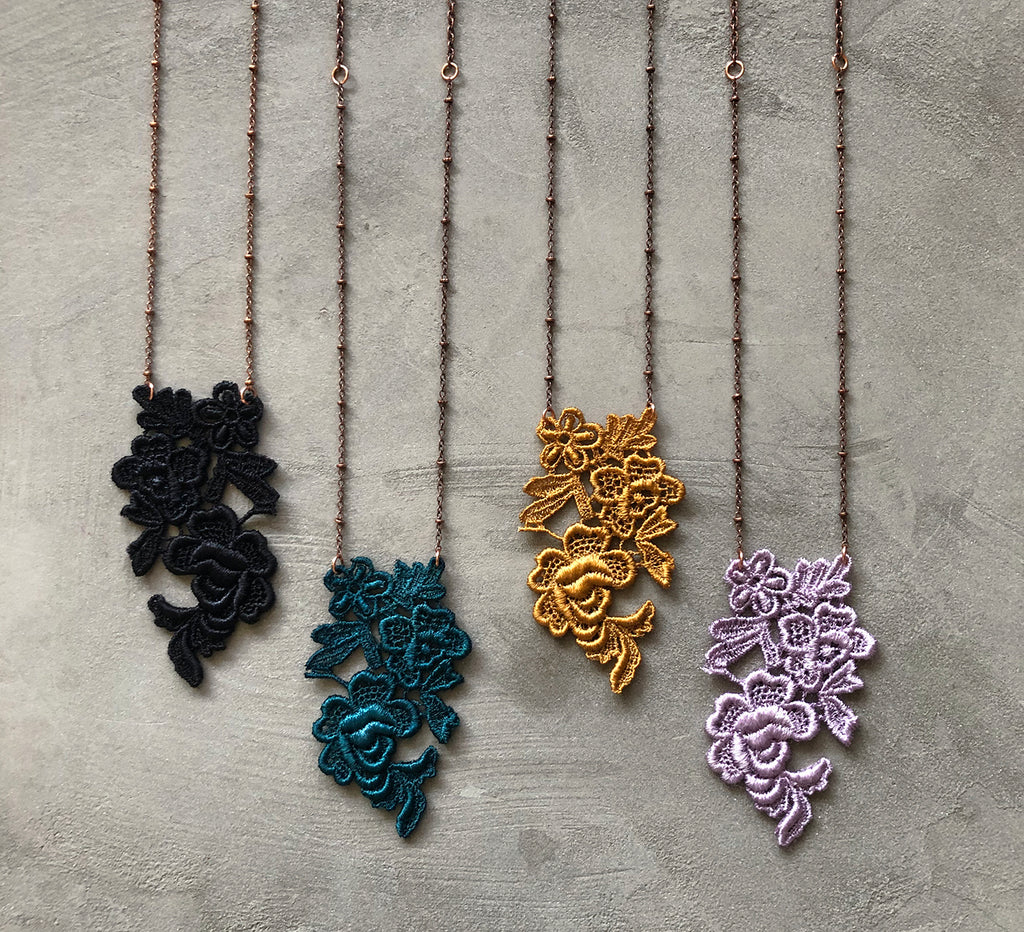 rosette long necklace